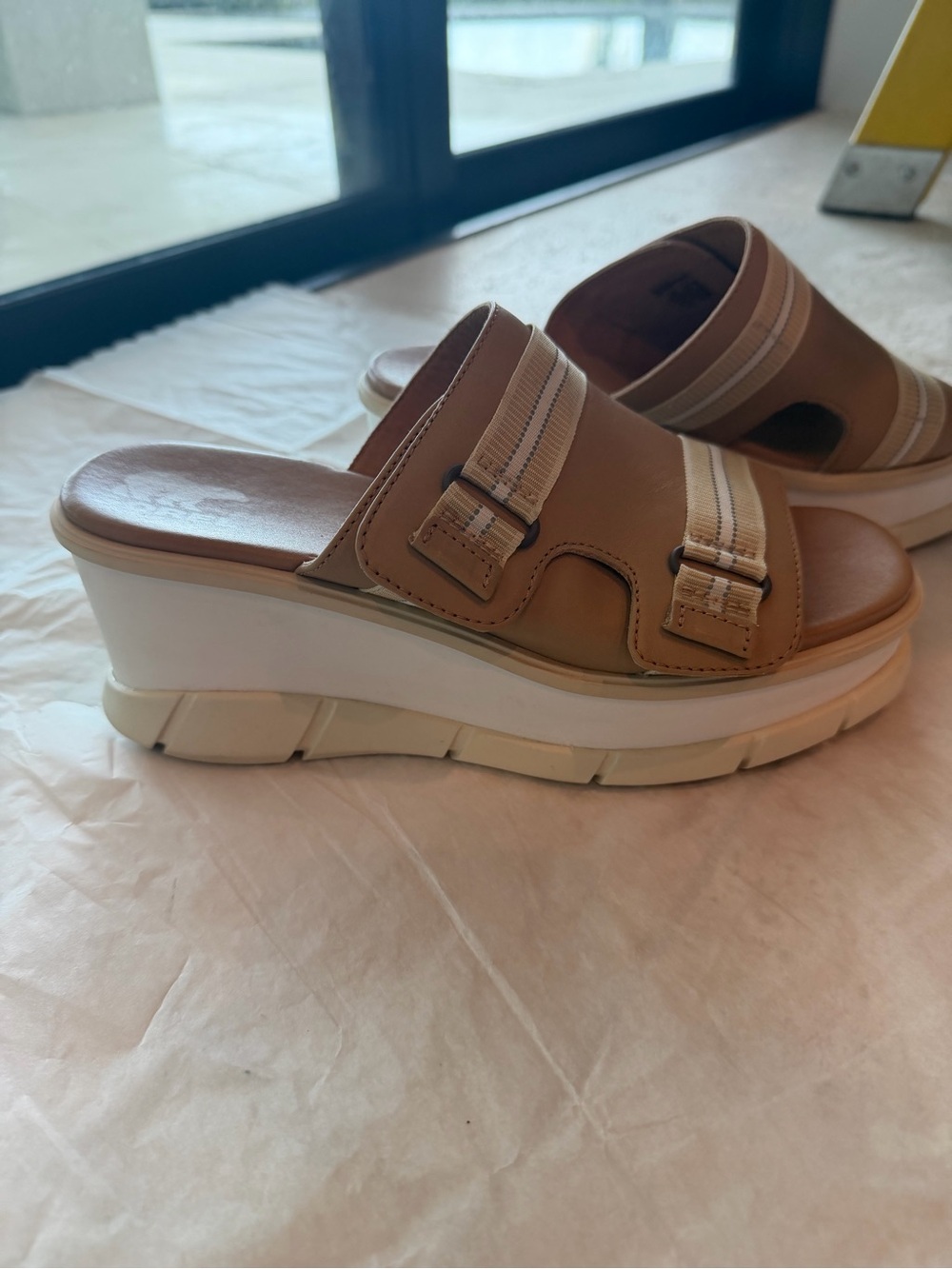 Sorel Joanie III Tan Platform Slide Sandals 8 - Picture 5 of 7